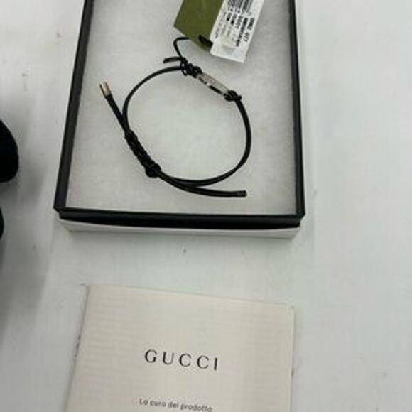 Gucci, black leather cord bracelet with sterling silver logo engraved plaque - Picture 5 of 11